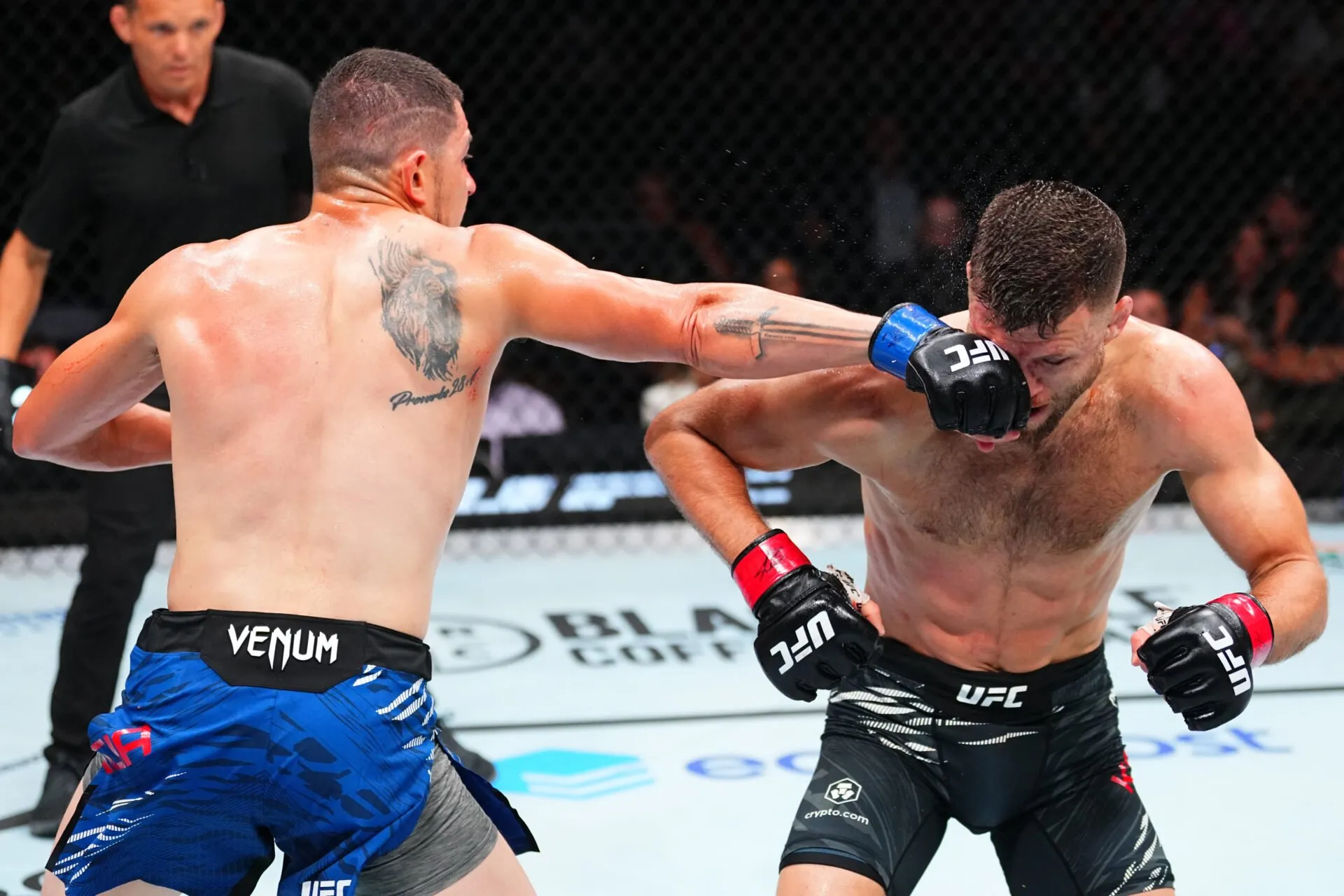 “Mohon pensiun”… Fans memohon mantan petarung untuk berhenti bertarung setelah kekalahan ‘menyedihkan’ di UFC Nashville