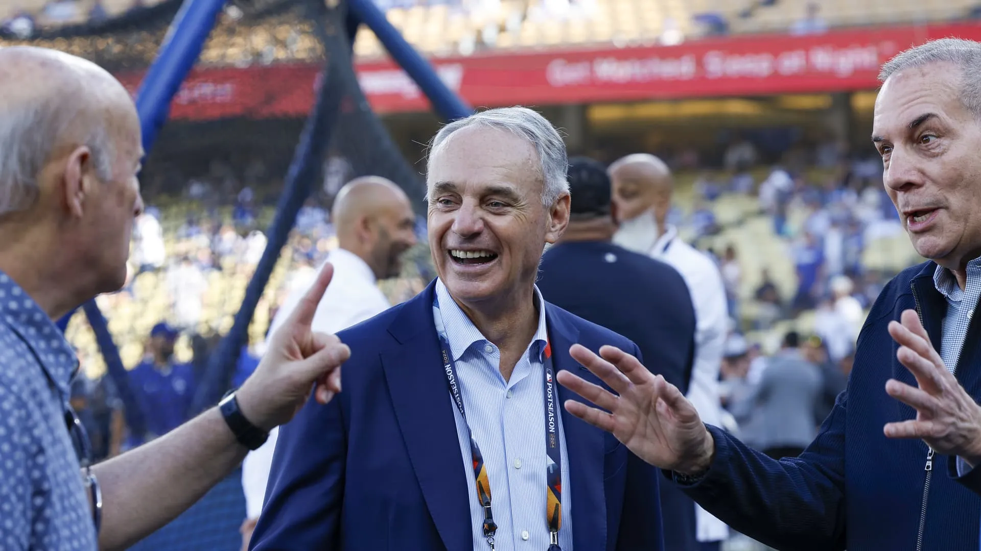 CNBC Olahraga: Komisioner MLB Katakan Hak Siar Minggu Bisa ke NBC, Apple — atau Kembali ke ESPN