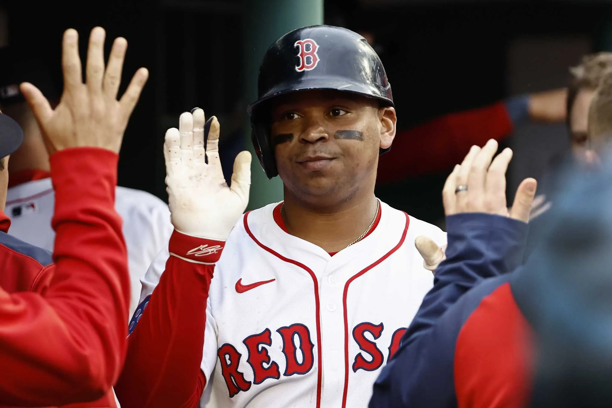 Raksasa S.F. Tukar Tambah Rafael Devers dari Red Sox, Kirim Kyle Harrison, Jordan Hicks ke Boston