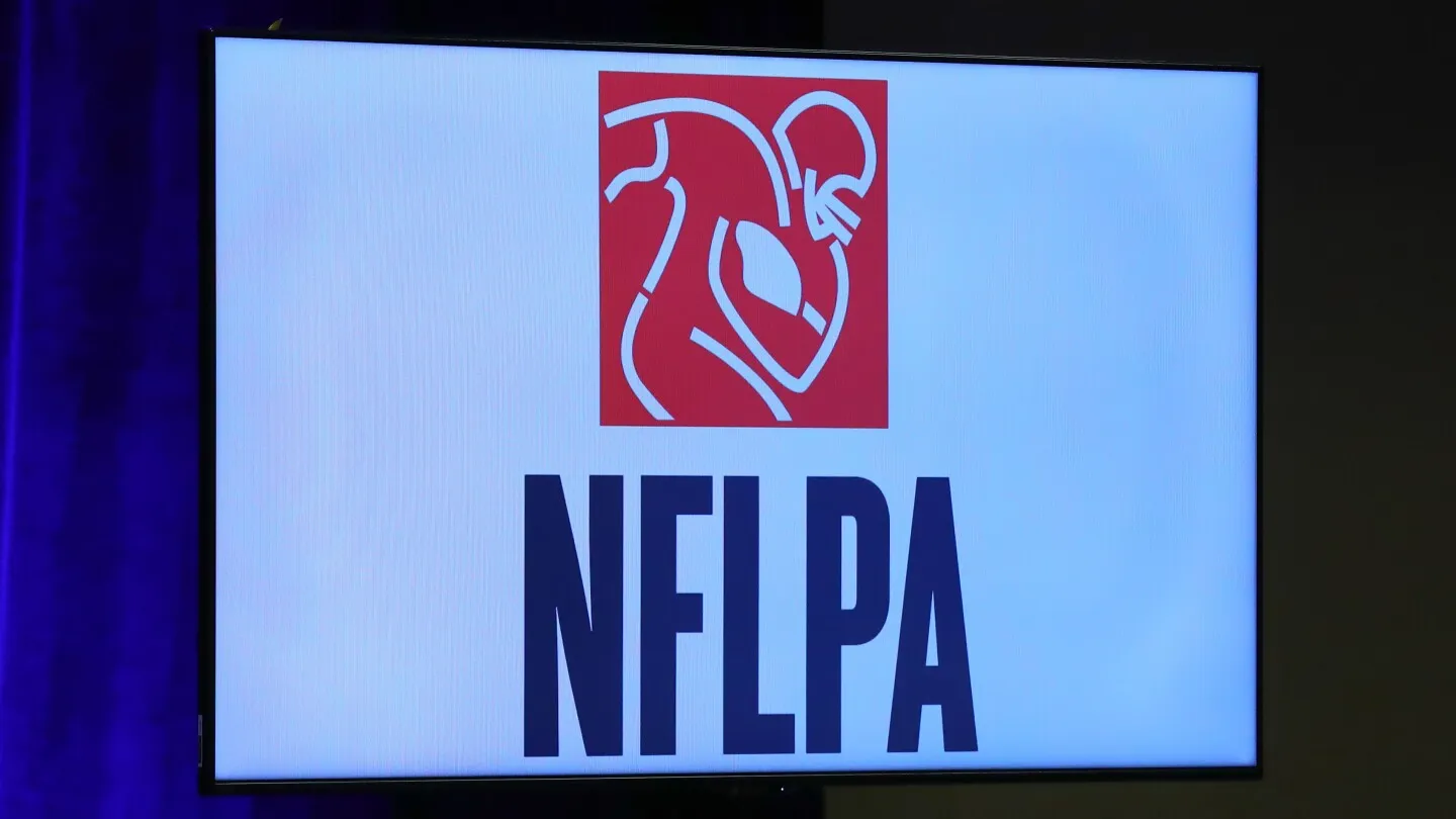 Komite eksekutif NFLPA sangat memilih David White daripada Lloyd Howell