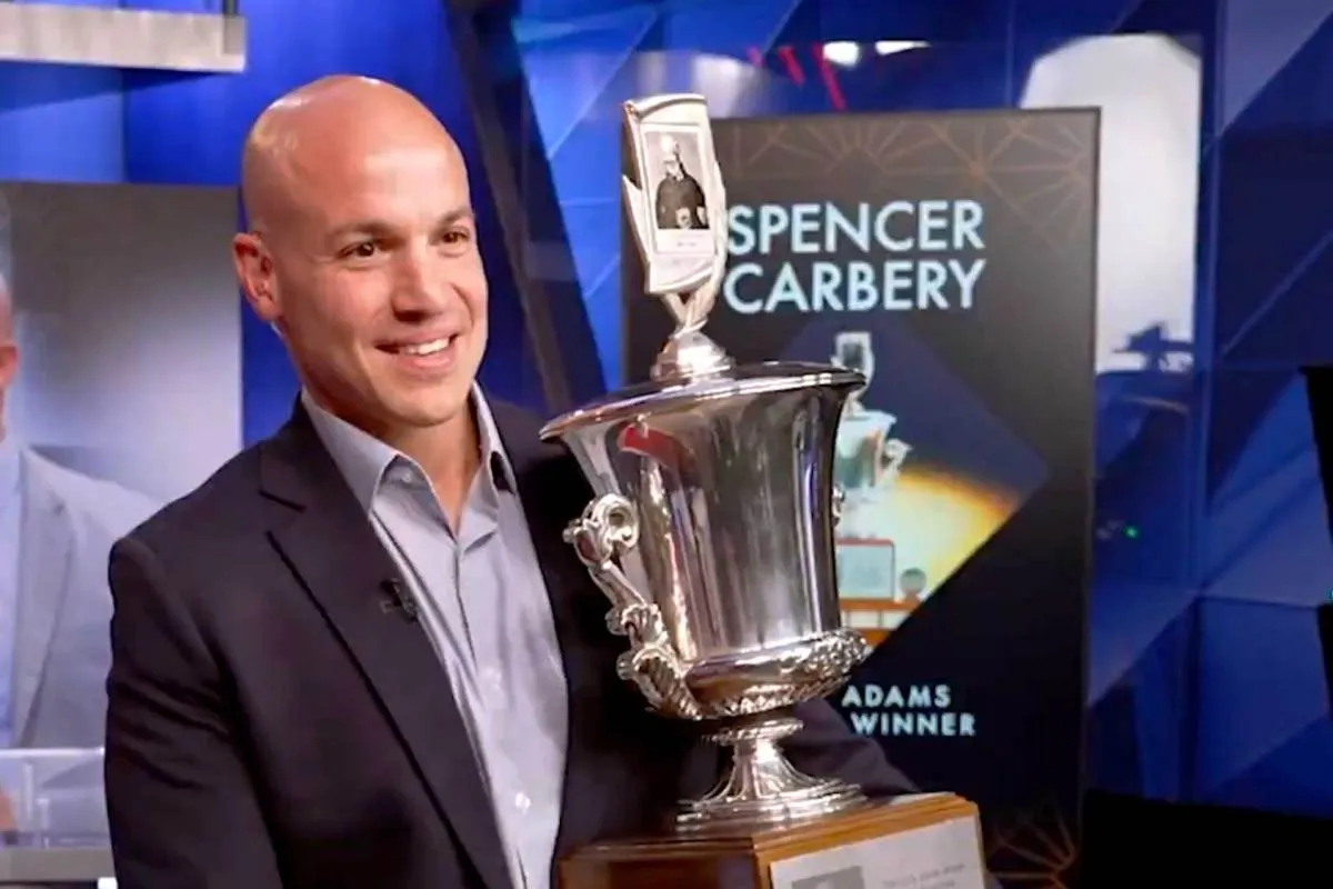 Spencer Carbery Dinobatkan Sebagai Pemenang Penghargaan Jack Adams 2024-25 Sebagai Pelatih Terbaik NHL Tahun Ini